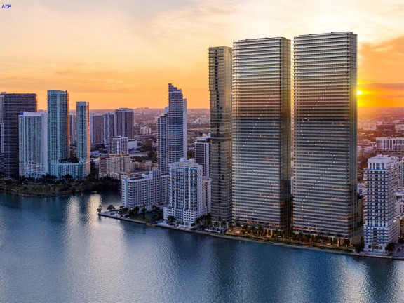 Imóvel com 4 Quartos à Venda, 296 m² em Centro - Miami