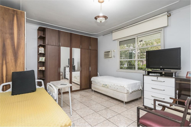 Imagem Casa com 7 Quartos à Venda, em Jardim Itu - Porto Alegre Imagem Casa com 7 Quartos à Venda, em Jardim Itu - Porto Alegre