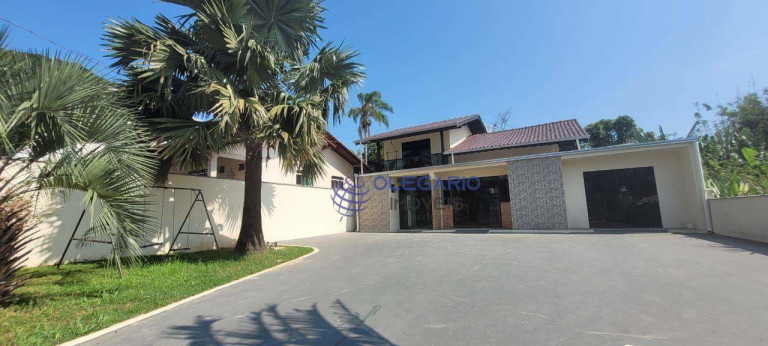 Sobrado com 6 Quartos à Venda, 350 m² em Praia De Armação Do Itapocorói - Penha