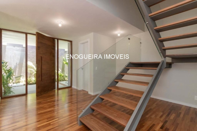 Sobrado com 4 Quartos à Venda, 370 m² em Alto De Pinheiros - São Paulo