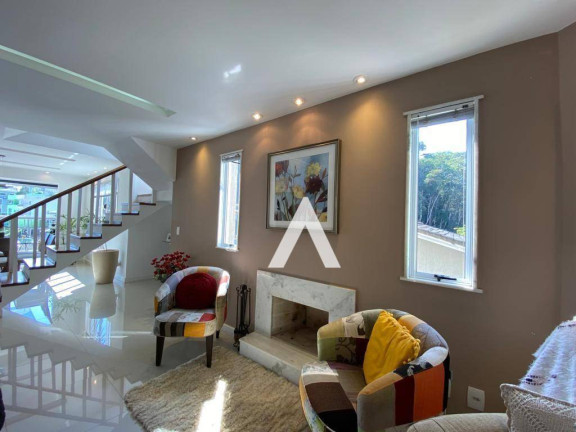 Imagem Casa com 4 Quartos à Venda, 307 m² em Tijuca - Teresópolis
