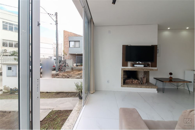 Imagem Casa com 3 Quartos à Venda, em Hípica - Porto Alegre Imagem Casa com 3 Quartos à Venda, em Hípica - Porto Alegre