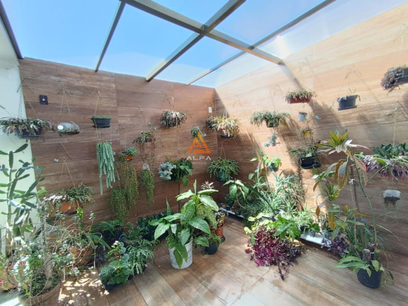 Imagem Casa com 4 Quartos à Venda, 300 m²