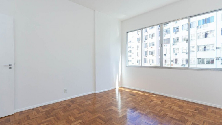 Imagem Imóvel com 3 Quartos à Venda, 135 m² em Copacabana - Rio De Janeiro Imagem Imóvel com 3 Quartos à Venda, 135 m² em Copacabana - Rio De Janeiro