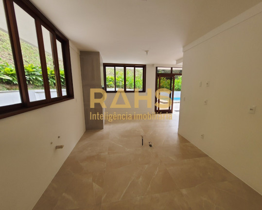 Imagem Casa com 3 Quartos à Venda, 300 m² em América - Joinville Imagem Casa com 3 Quartos à Venda, 300 m² em América - Joinville