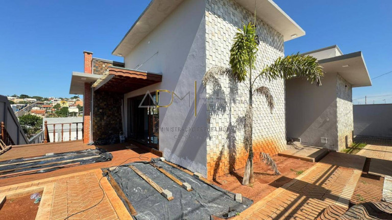 Imagem Casa com 3 Quartos à Venda, 580 m² em Jardim Regina - Botucatu