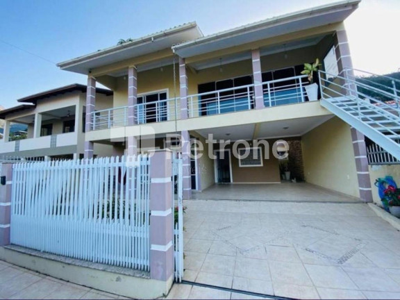 Imagem Casa com 3 Quartos à Venda, 340 m² em Calheiros - Governador Celso Ramos