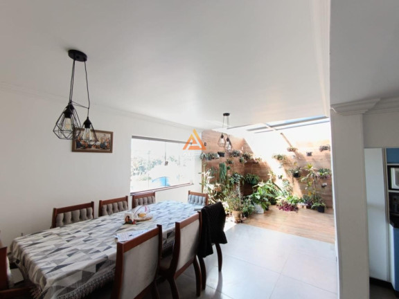 Imagem Casa com 4 Quartos à Venda, 300 m²