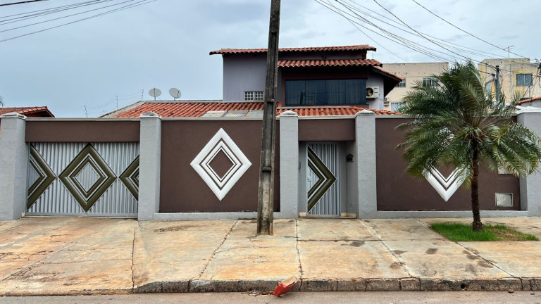 Sobrado com 4 Quartos à Venda, 314 m² em Vila Rosa - Goiânia