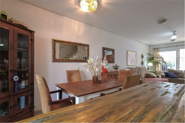 Imagem Casa com 3 Quartos à Venda, em Hípica - Porto Alegre Imagem Casa com 3 Quartos à Venda, em Hípica - Porto Alegre