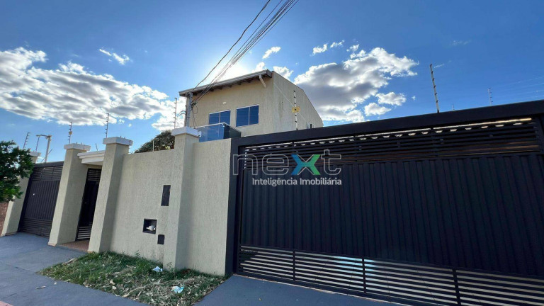 Sobrado com 4 Quartos à Venda, 356 m² em Carandá Bosque - Campo Grande