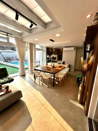 Imagem Casa com 3 Quartos à Venda, em Glória - Joinville Imagem Casa com 3 Quartos à Venda, em Glória - Joinville