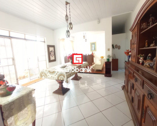 Casa com 5 Quartos à Venda, 200 m² em Centro - Montes Claros