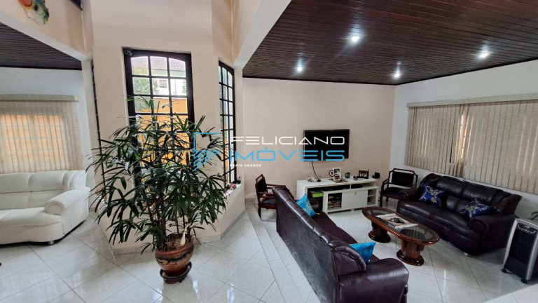 Imagem Casa com 4 Quartos à Venda, 300 m² em Canto Do Forte - Praia Grande Imagem Casa com 4 Quartos à Venda, 300 m² em Canto Do Forte - Praia Grande