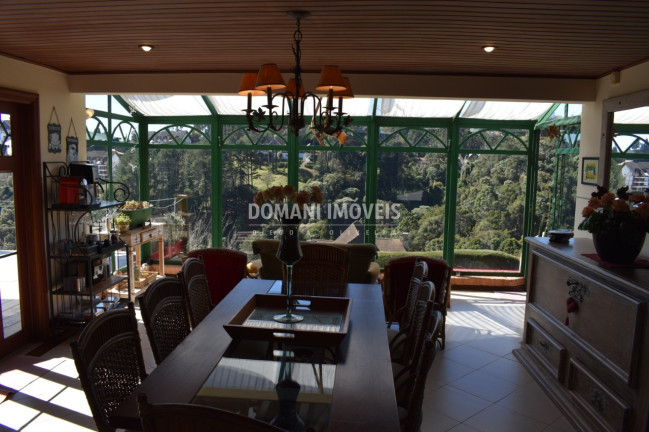 Imagem Casa com 4 Quartos à Venda, 225 m² em Região Do Alto Do Capivari - Campos Do Jordão Imagem Casa com 4 Quartos à Venda, 225 m² em Região Do Alto Do Capivari - Campos Do Jordão