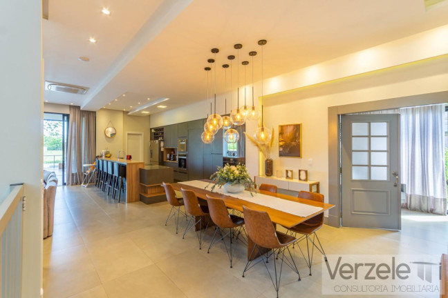Imagem Casa com 4 Quartos à Venda, 600 m² em São Francisco De Assis - Camboriú Imagem Casa com 4 Quartos à Venda, 600 m² em São Francisco De Assis - Camboriú