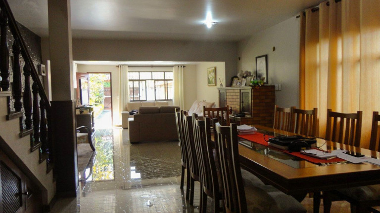 Imagem Casa com 4 Quartos à Venda, 350 m² em Várzea - Teresópolis