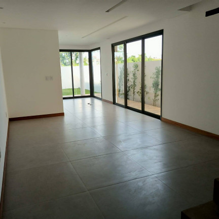 Imagem Casa com 3 Quartos à Venda, em Campeche - Florianópolis Imagem Casa com 3 Quartos à Venda, em Campeche - Florianópolis