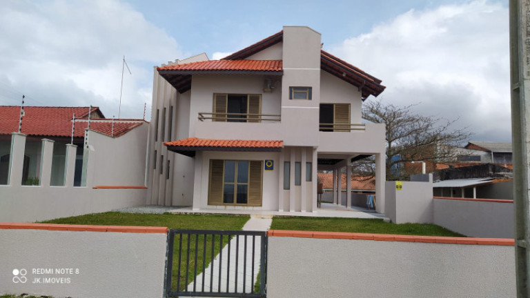 Sobrado com 3 Quartos para Temporada, 220 m² em Barra Do Saí - Itapoá
