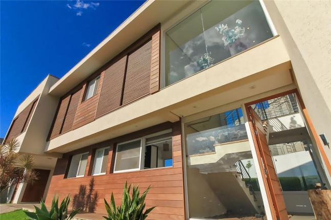 Imagem Casa com 4 Quartos à Venda, em Vila Nova - Porto Alegre Imagem Casa com 4 Quartos à Venda, em Vila Nova - Porto Alegre