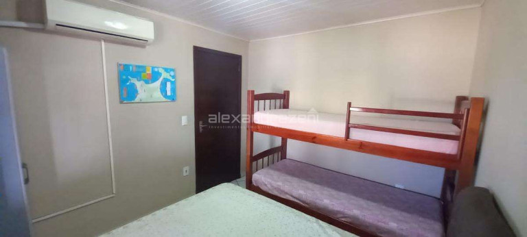 Imagem Casa com 4 Quartos para Temporada, em Bombas - Bombinhas Imagem Casa com 4 Quartos para Temporada, em Bombas - Bombinhas
