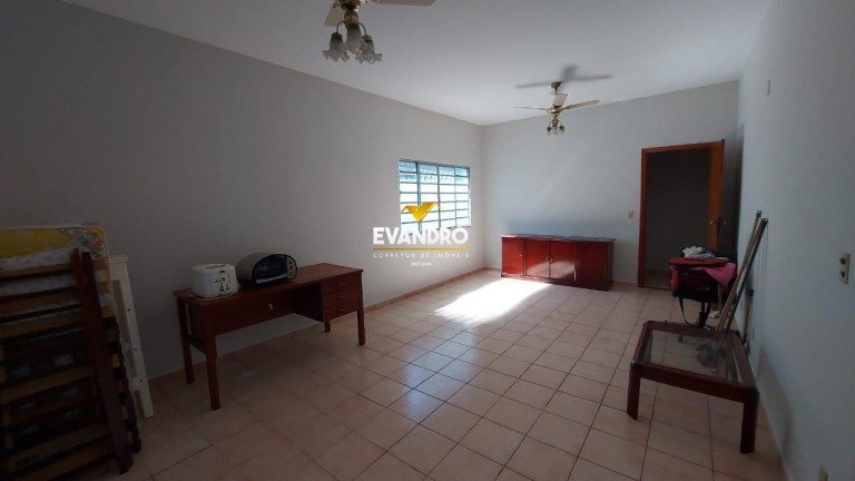 Imagem Casa com 3 Quartos à Venda, 360 m² em Morada Do Ouro - Cuiabá Imagem Casa com 3 Quartos à Venda, 360 m² em Morada Do Ouro - Cuiabá