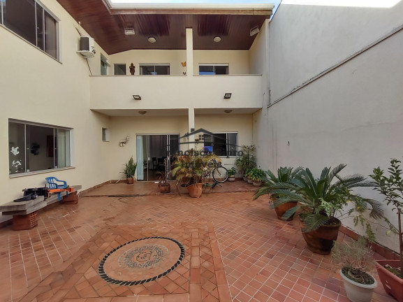 Sobrado com 3 Quartos à Venda, 293 m² em Parque Das Arvores - Guaratinguetá