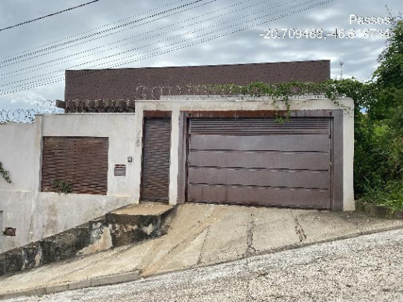 Casa com 3 Quartos à Venda, 300 m² em California - Passos