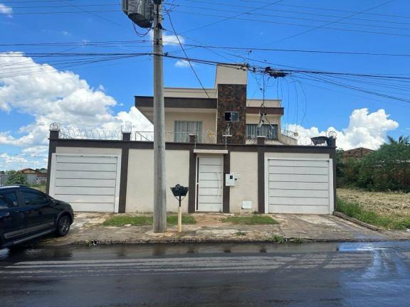 Sobrado com 4 Quartos à Venda, 280 m² em Goiânia