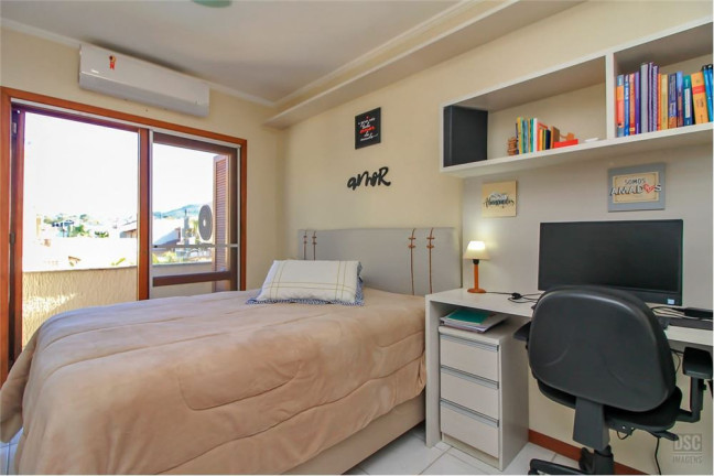 Imagem Casa com 3 Quartos à Venda, em Hípica - Porto Alegre Imagem Casa com 3 Quartos à Venda, em Hípica - Porto Alegre