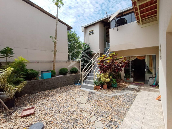 Imagem Casa com 3 Quartos à Venda, 375 m²