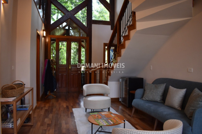 Imagem Casa com 3 Quartos à Venda, 264 m² em Região Do Alto Do Capivari - Campos Do Jordão Imagem Casa com 3 Quartos à Venda, 264 m² em Região Do Alto Do Capivari - Campos Do Jordão