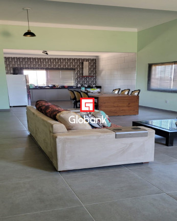 Imagem Imóvel com 3 Quartos à Venda, 225 m² em Pirapora - Montes Claros
