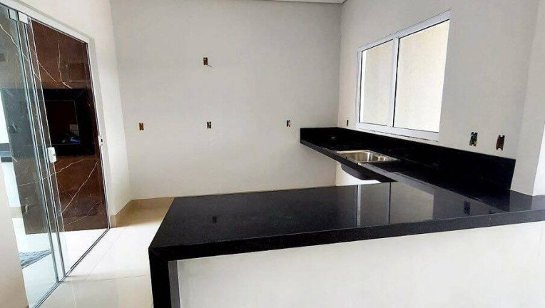 Imagem Casa com 3 Quartos à Venda, 180 m² em Jardim Shangri-la - Cuiabá
