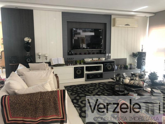 Imagem Casa com 6 Quartos para Temporada, 800 m² em Centro - Balneário Camboriú Imagem Casa com 6 Quartos para Temporada, 800 m² em Centro - Balneário Camboriú