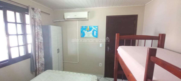 Imagem Casa com 4 Quartos para Temporada, em Bombas - Bombinhas Imagem Casa com 4 Quartos para Temporada, em Bombas - Bombinhas