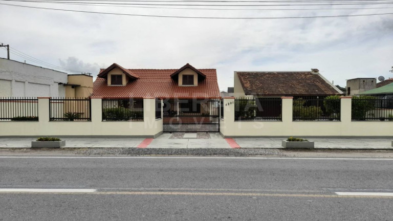 Sala Comercial à Venda, 217 m² em Meia Praia - Navegantes
