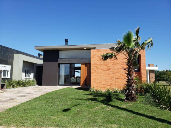 Casa com 4 Quartos à Venda,  em Centro - Xangri-lá