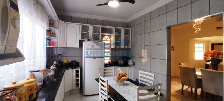 Imagem Casa com 3 Quartos à Venda, 216 m² em Jardim Icaray - Birigui