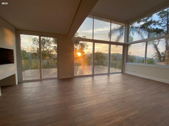 Imagem Casa com 3 Quartos à Venda, 279 m² em Alphavile - Gramado