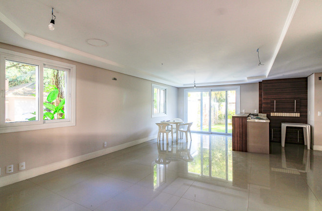 Imagem Casa com 3 Quartos à Venda, 241 m² em Tristeza - Porto Alegre Imagem Casa com 3 Quartos à Venda, 241 m² em Tristeza - Porto Alegre