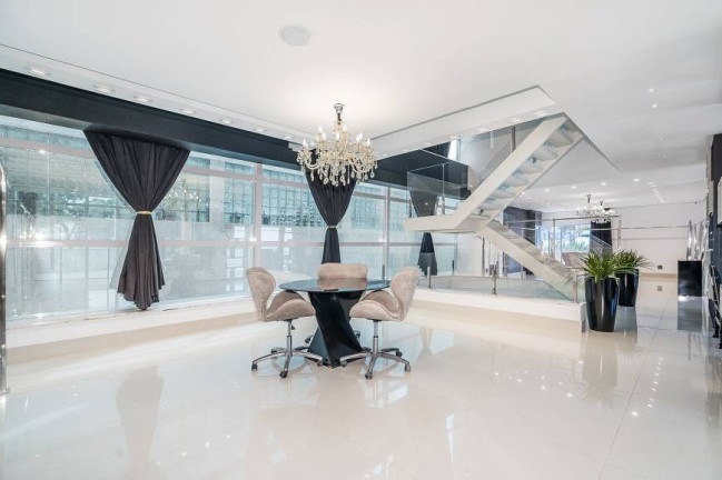 Imagem Casa com 4 Quartos à Venda, 751 m² em Jardim Social - Curitiba