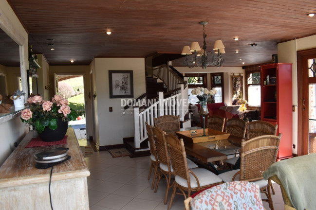 Imagem Casa com 4 Quartos à Venda, 225 m² em Região Do Alto Do Capivari - Campos Do Jordão Imagem Casa com 4 Quartos à Venda, 225 m² em Região Do Alto Do Capivari - Campos Do Jordão
