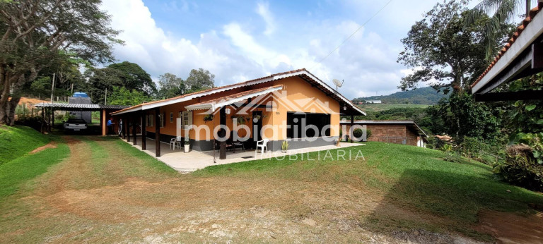Chácara com 3 Quartos à Venda, 1.600 m² em Centro - Piracaia