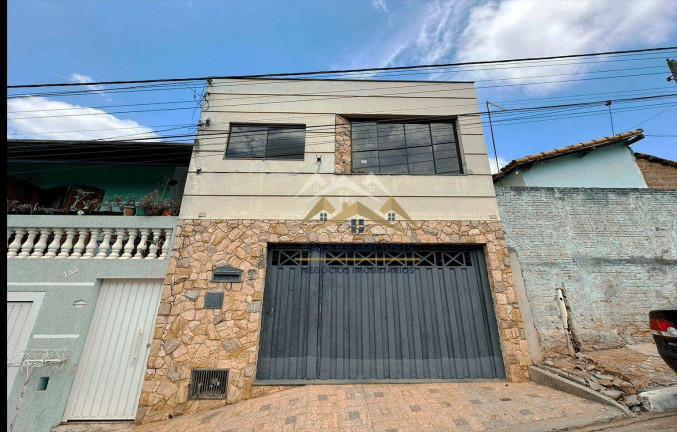 Sobrado com 5 Quartos à Venda, 295 m² em Vila Santa Luzia - Tatuí