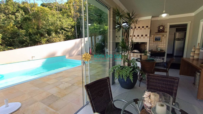 Imagem Casa com 5 Quartos à Venda, 300 m² em Centro - Bombinhas Imagem Casa com 5 Quartos à Venda, 300 m² em Centro - Bombinhas