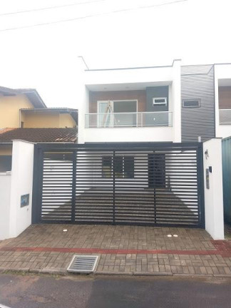 Sobrado com 3 Quartos à Venda, 210 m² em América - Joinville