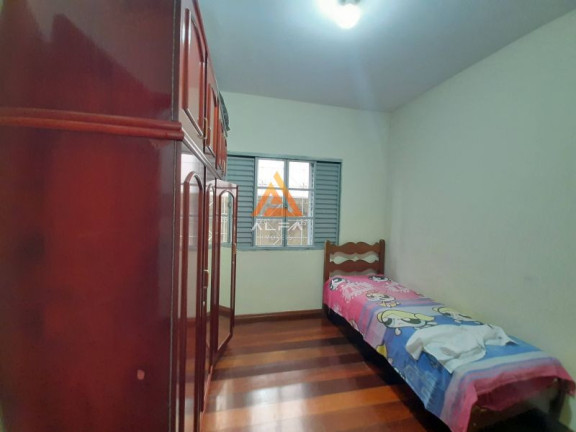 Imagem Casa com 6 Quartos à Venda, 96 m²