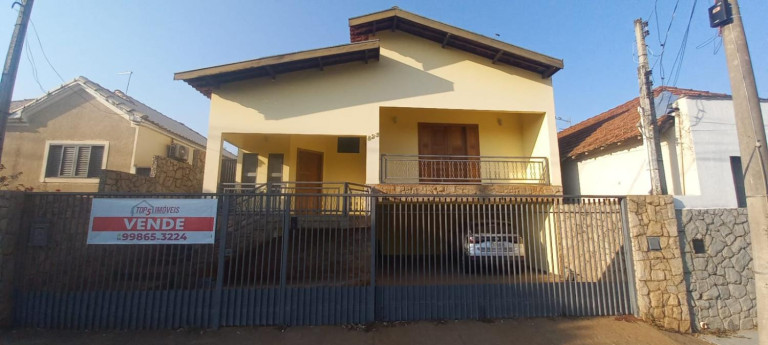 Casa com 4 Quartos à Venda,  em Centro - Getulina