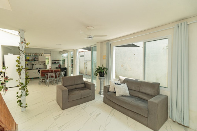 Imagem Casa com 3 Quartos à Venda, 177 m² em Menino Deus - Porto Alegre Imagem Casa com 3 Quartos à Venda, 177 m² em Menino Deus - Porto Alegre